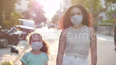 妈妈和女儿正站在<strong>一条街</strong>上，戴着防护面具，以防止covid-n1h1流行。 健康和安全概念